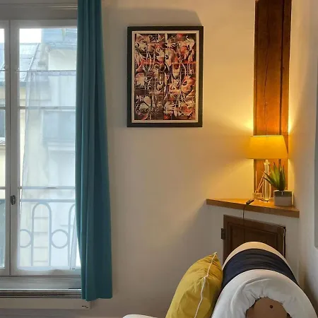 Apartment Near Notre Dame 5
