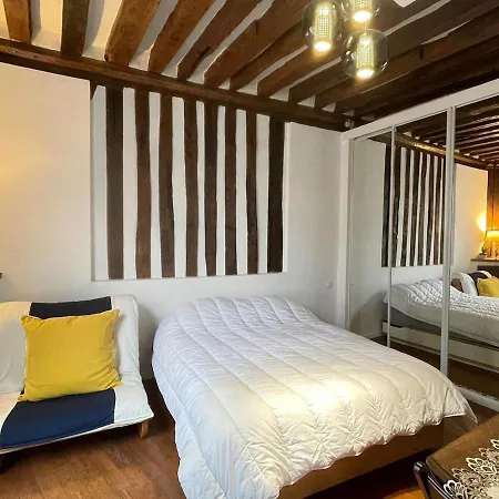 Apartment Near Notre Dame 5 *